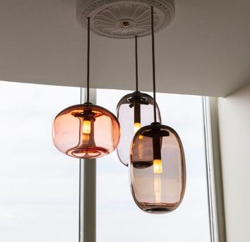 Pebble Taklampa i glas från Örsjö Belysning.