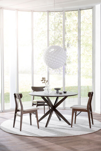 Calverton matbord runt brunlackad ek med Rodham stolar