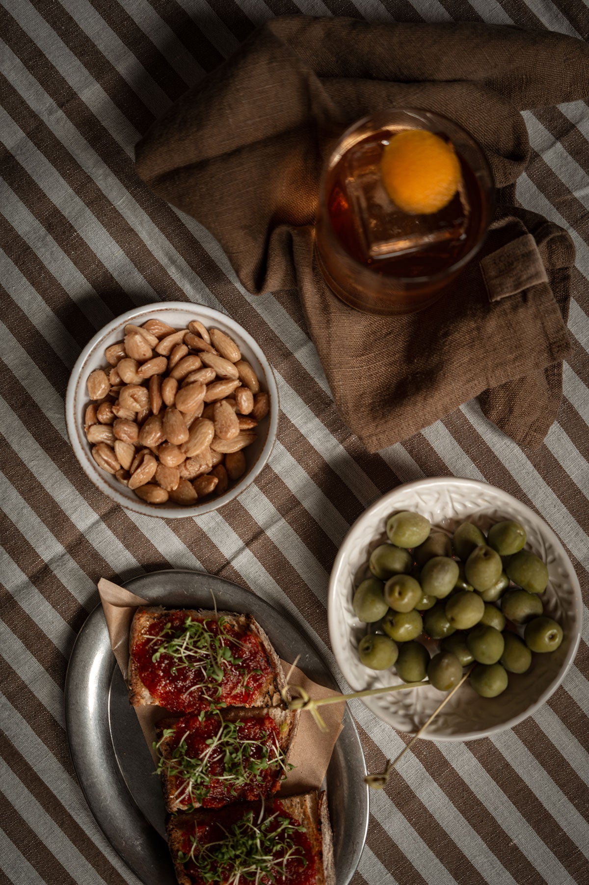 Misty Edge Bordsduk i färgen Almond dukat med tilltugg