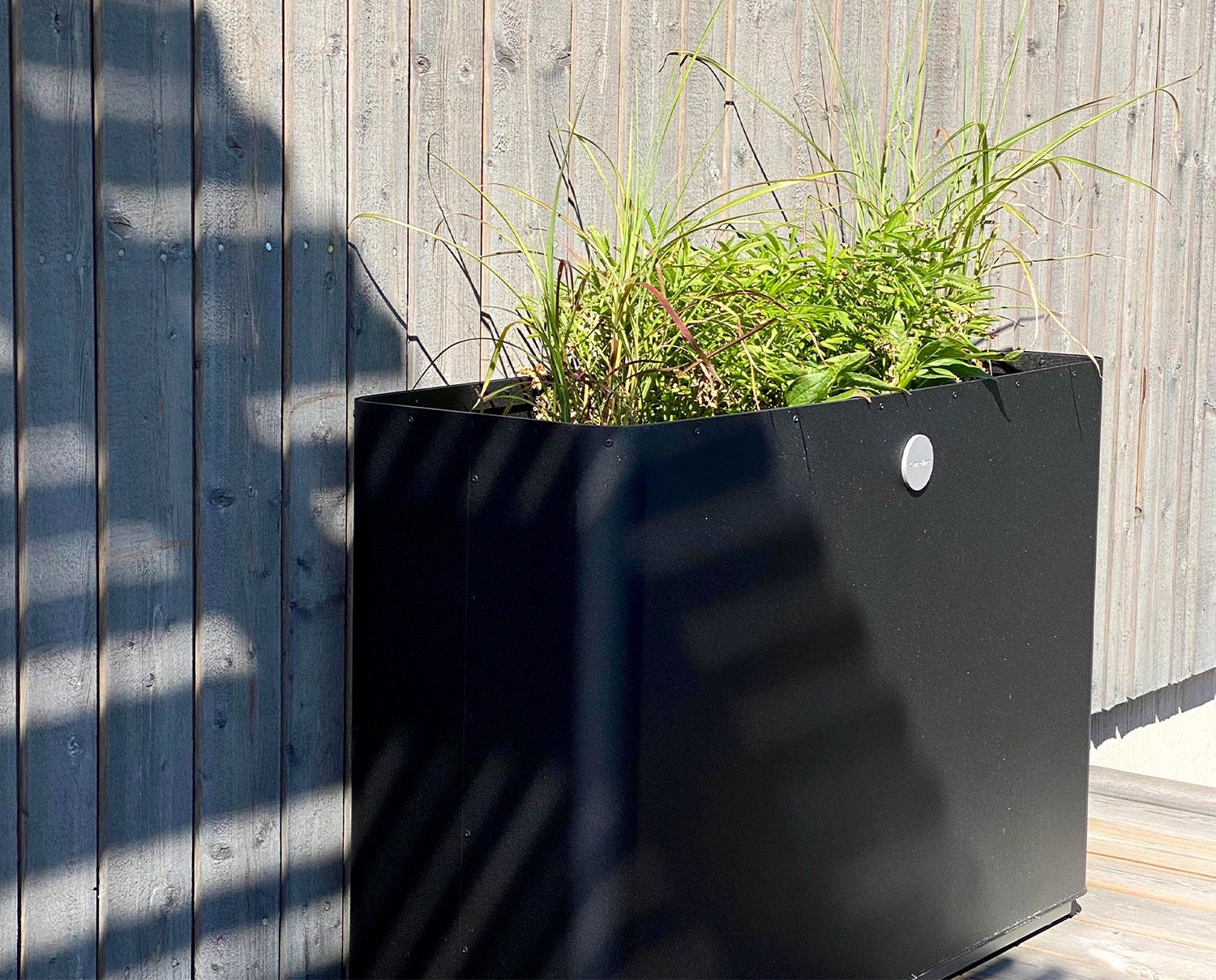 Grow Planter Rektangulär Lava Grey / Light Grey med grön växt i solig utomhusmiljö