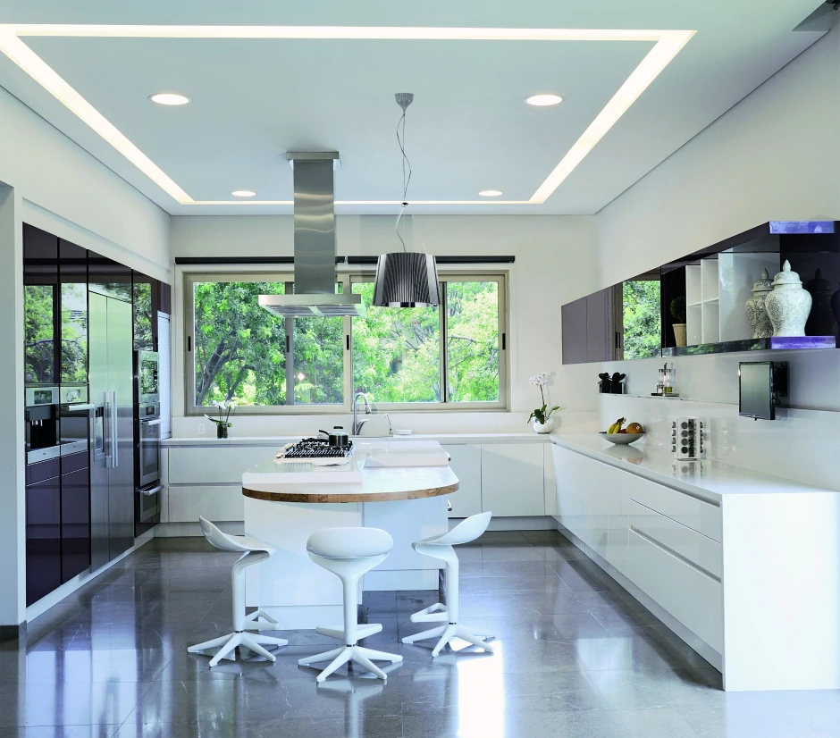 Spoon barstol, vit, kring en köksö.