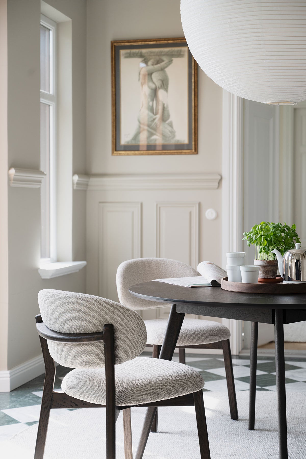 Patterson stol i brun ek med beige tyg vid runt matbord i matsal