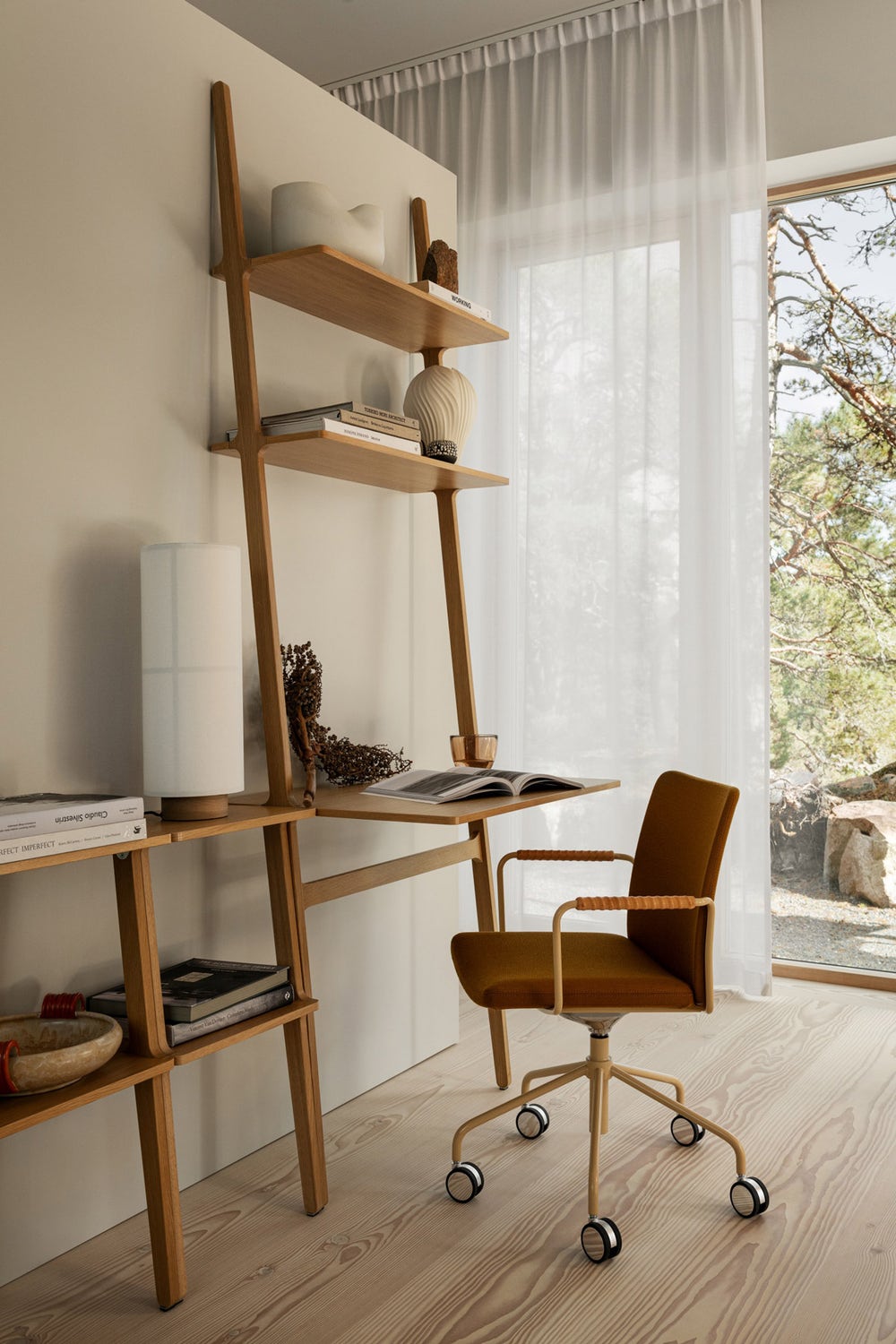 Libir-Skrivbord-Stella-Stol-Miljo.jpg Libri Skrivbord i ek med Stella Kontorsstol