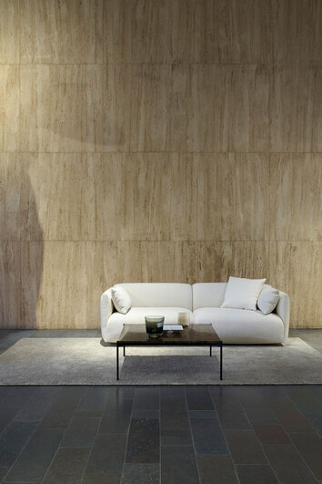Miljöbild på soffan Origami. Soffan är klädd i tyget Orsetto 11. 