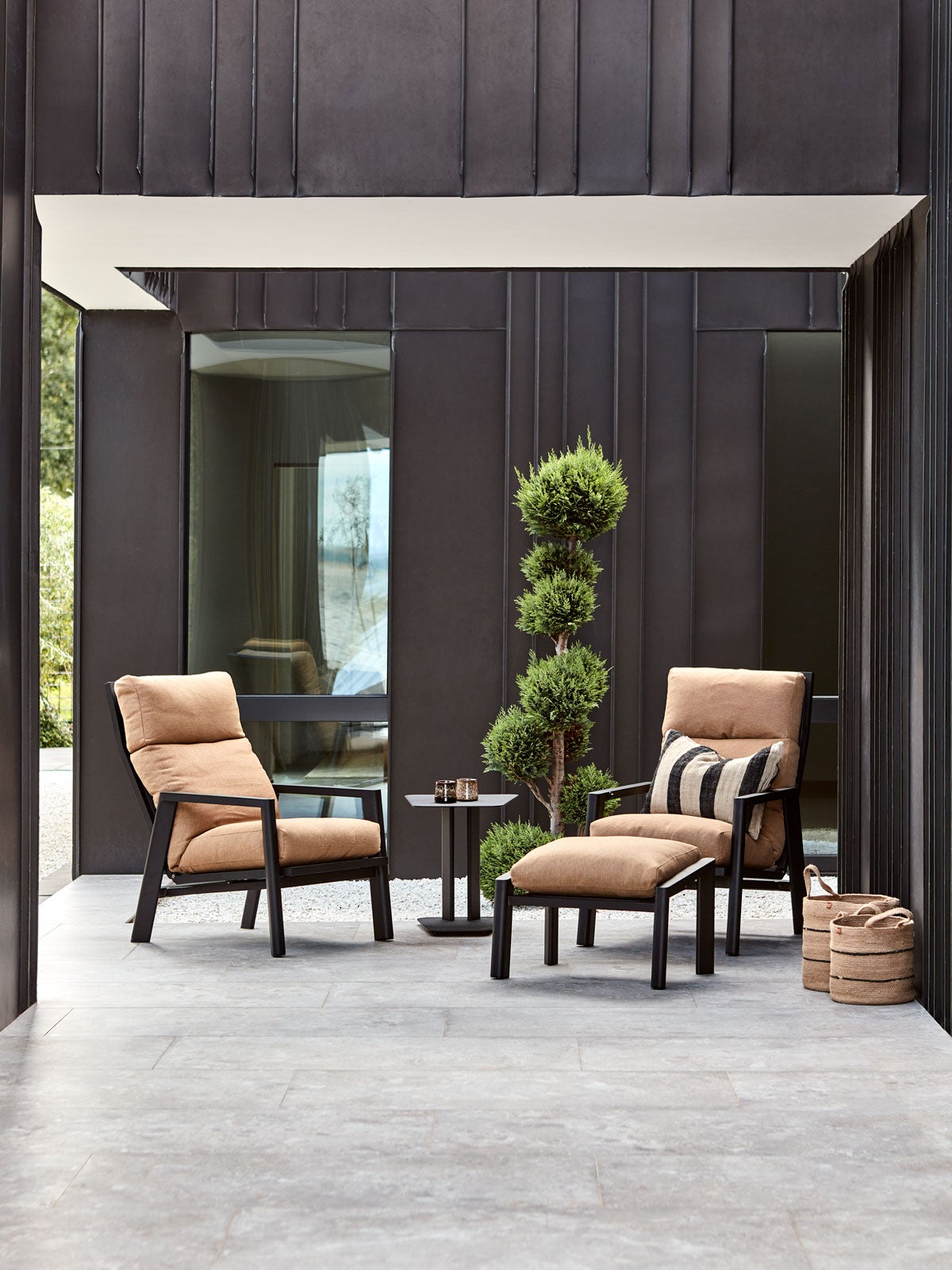 Slide Positionsfåtölj i färgen Cinnamon Gold utomhus