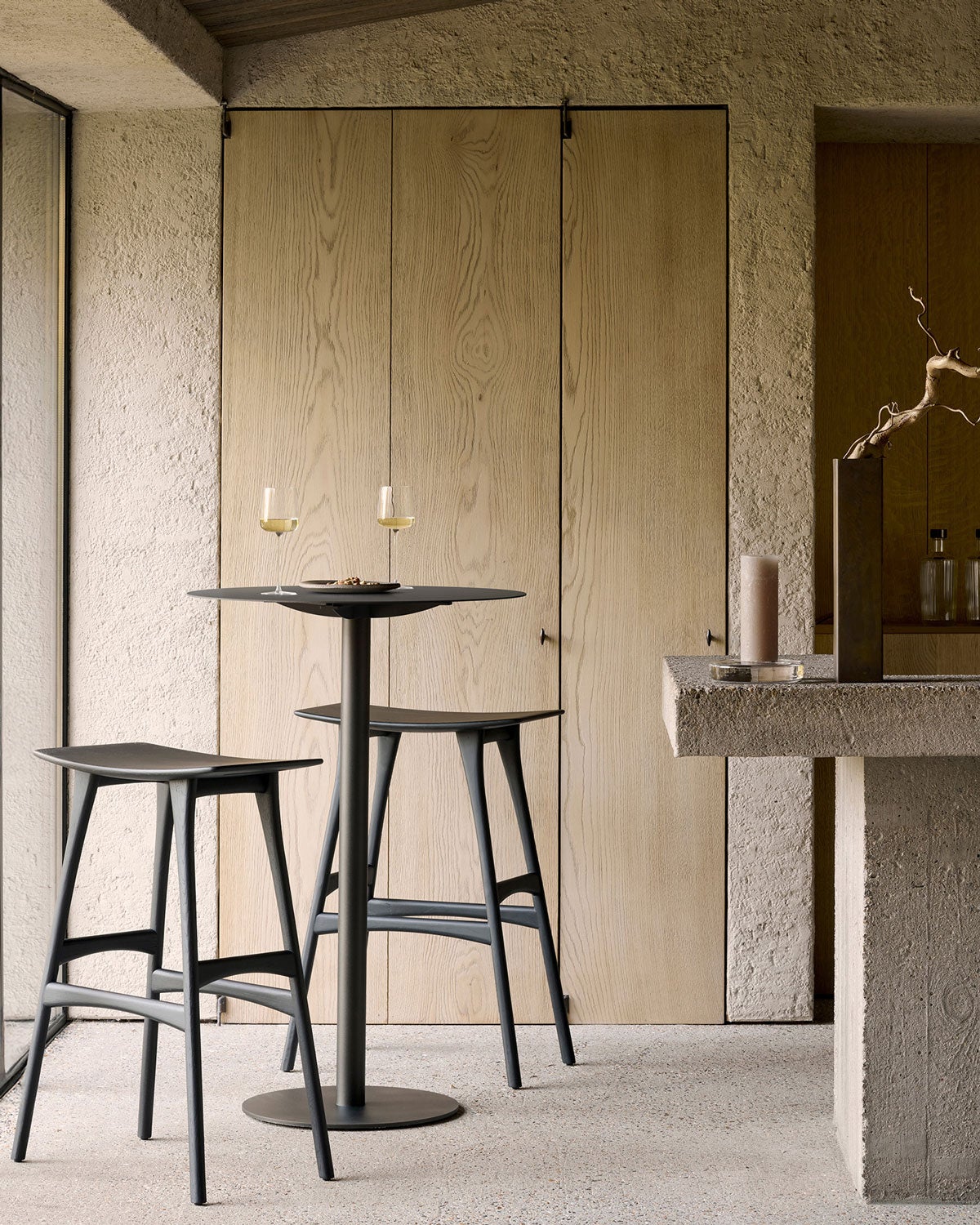 Ethnicraft-Blend-Bar-Table-Dark-Bronze-Dark-Bronze-Lifestyle