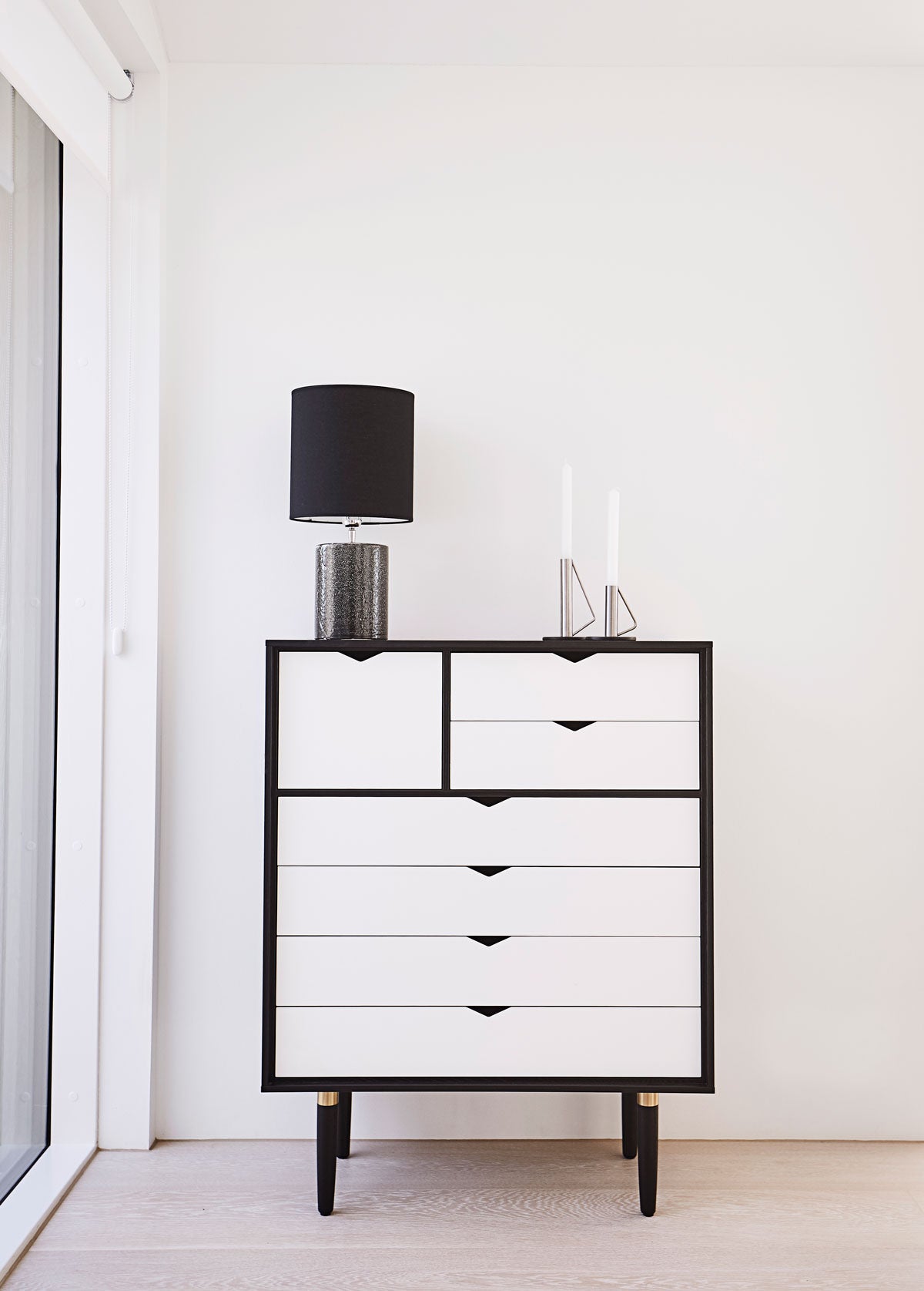 S8 byrå i svart ek/ alpino laminat från Andersen Furniture