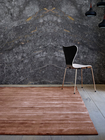 Bamboo Matta Copper bredvid stolen Sjuan från Fritz Hansen