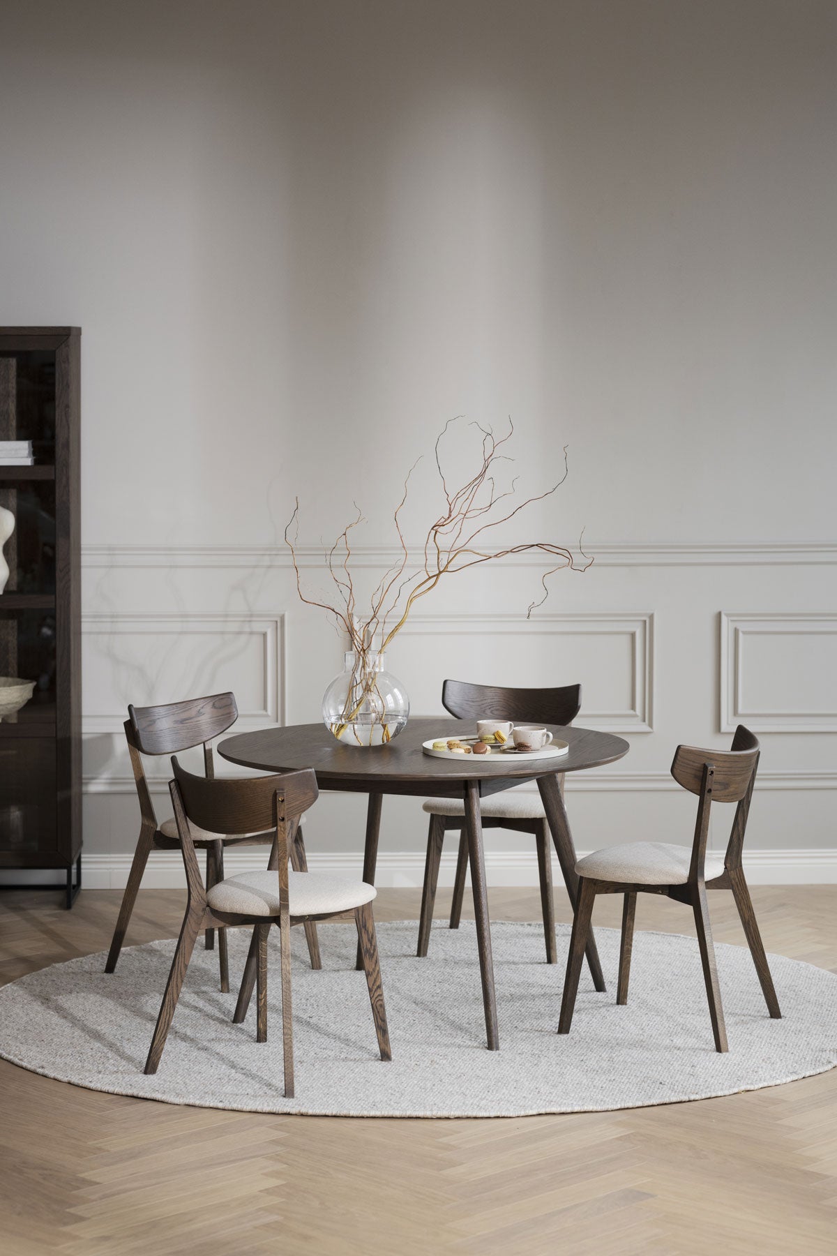 Yumi Matbord med Ami Stolar i brunlackad ek på rund ullmatta