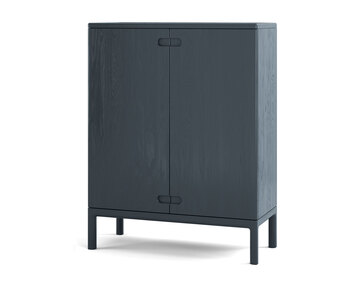 Prio Skåp Hög med trädörrar i ek i standardkulör Skogstjärn 56