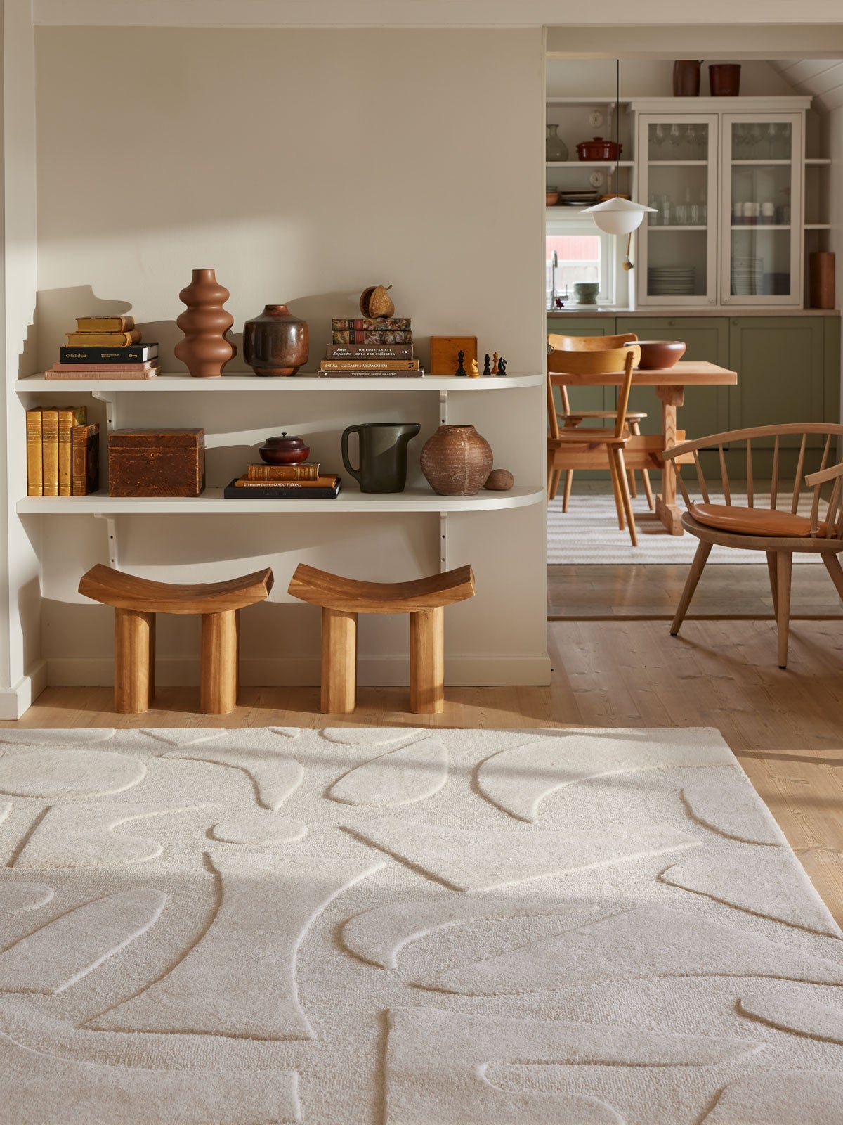 Vivid matta i vitt i ett solig vardagsrum 