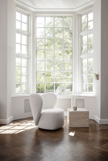 Cubism Soffbord Small bredvid vit fåtölj framför stort fönster