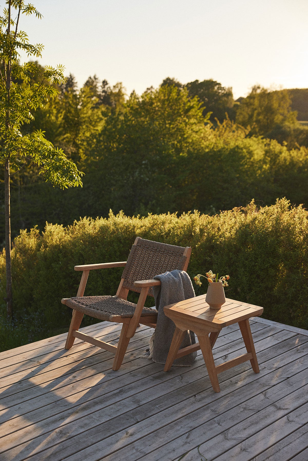 Eya Loungestol och Loungebord på terrass i solnedgången