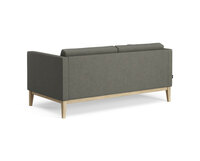 Bilden visar Madison, i tvåsitsig modell. Soffan är klädd i tyget Retro 18. Benen är i lackad ek. 