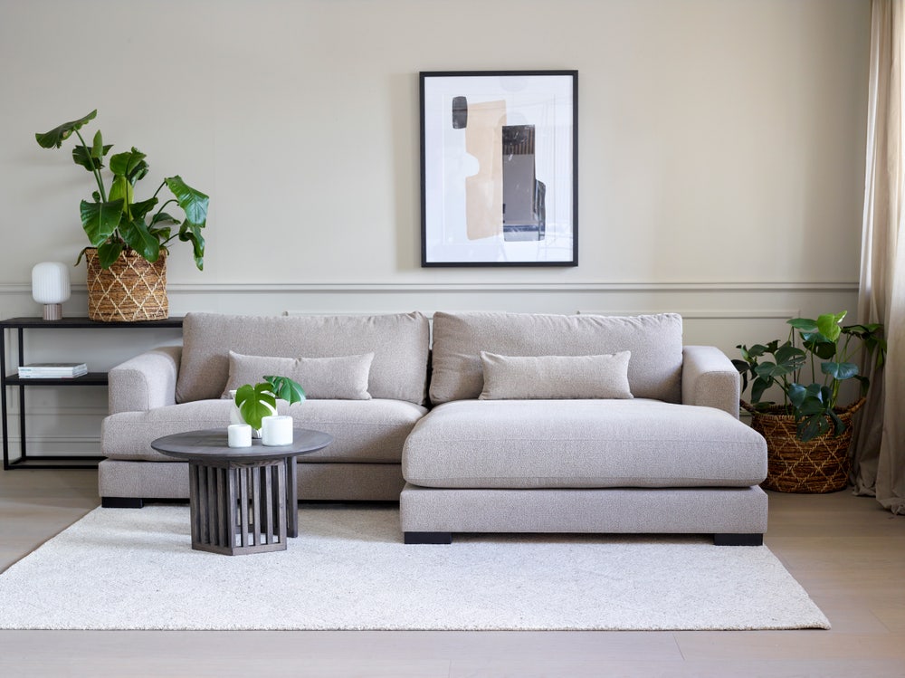 Tilda-soffa-divan-15-chaiselong-skandinaviskt-vardagsrum.jpg Tilda soffa med divan i ett modernt och stilrent vardagsrum