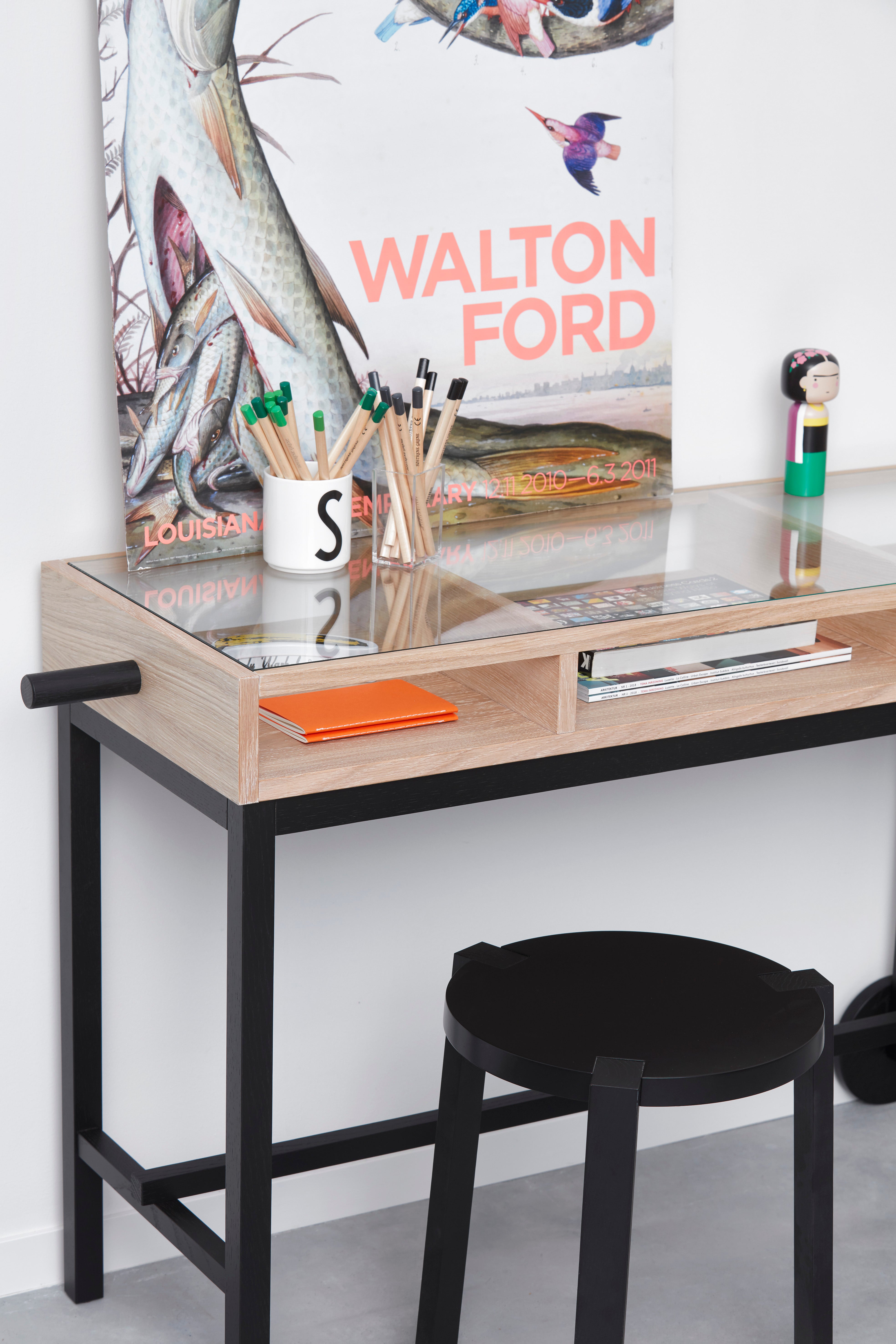 Shift Skrivbord med pennor, böcker och en tavla med grafiskt motiv