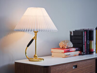 Le Klint 306 som bordslampa på skänk