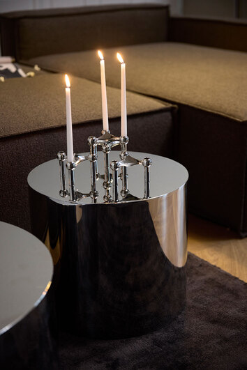 Tin Drum Bord i diameter 40 centimeter med ljusstake med tre tända kronljus