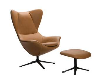 Stilo Fåtölj och fotpall i lädret Nature Cognac med ben i svart aluminium