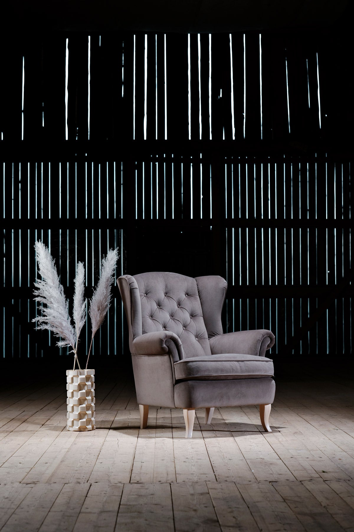 Royal King Large Fåtölj bredvid en vas med fjädrar