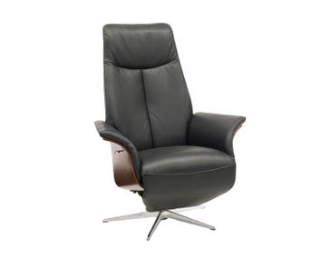 5007 Fåtölj i svart läder och med trädetaljer på sidan.