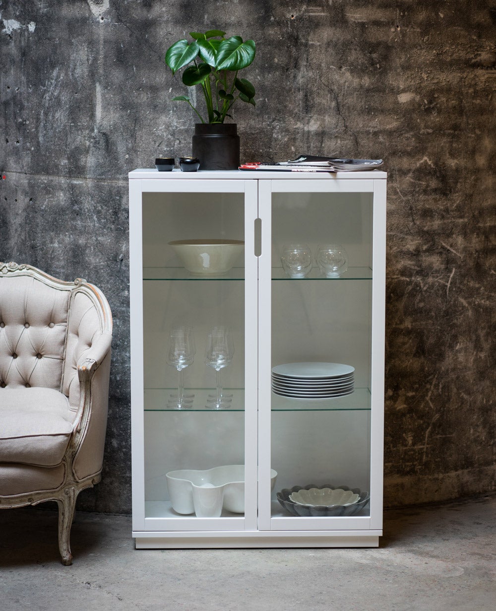 AOKO Skåp Glasdörrar Vit fyllt med glas och porslin