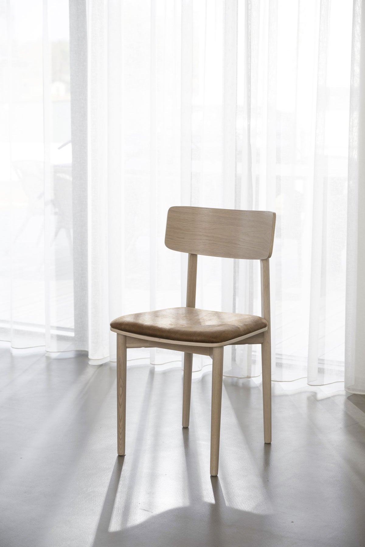 Rowico-Wolcott-Stol-Vitpigm-Ek-Miljo