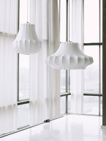Phantom Lampa Liten och Medium med stora fönster med skira gardiner i bakgrunden