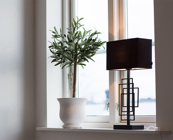 Paragon Bordslampa 52 i fönsterkarm bredvid krukväxt