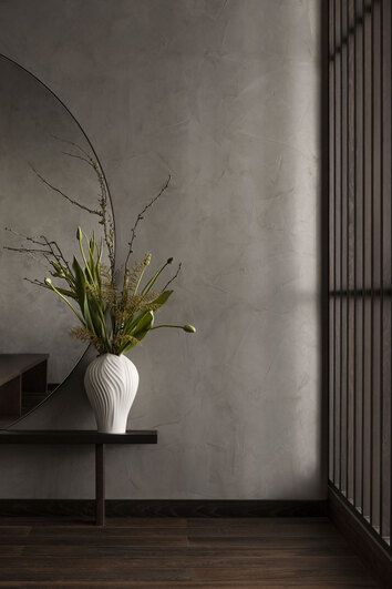 Anna Vas Stor med blomsterarrangemang i industriell miljö