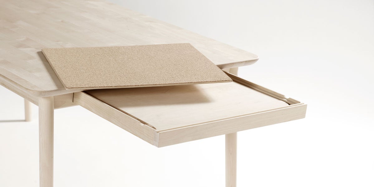 Iläggsskiva till Prima Vista Bord förvaras smidigt i en låda i sargen av bordet. Ljus mattlackad björk från Stolab. 