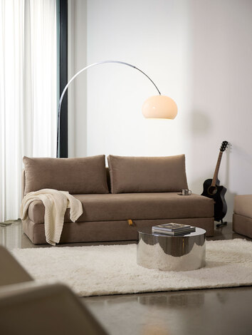 Tin Drum Bord i diameter 60 centimeter som del av soffgrupp i vardagsrum