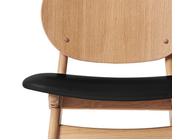 noble-diningchair-oak-seat-black-leather-detalj-warm-nordic