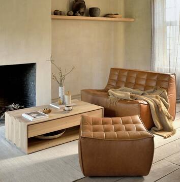 N701 Soffa 2-sits och pall i läder Old Saddle i vardagsrum med rektangulärt soffbord