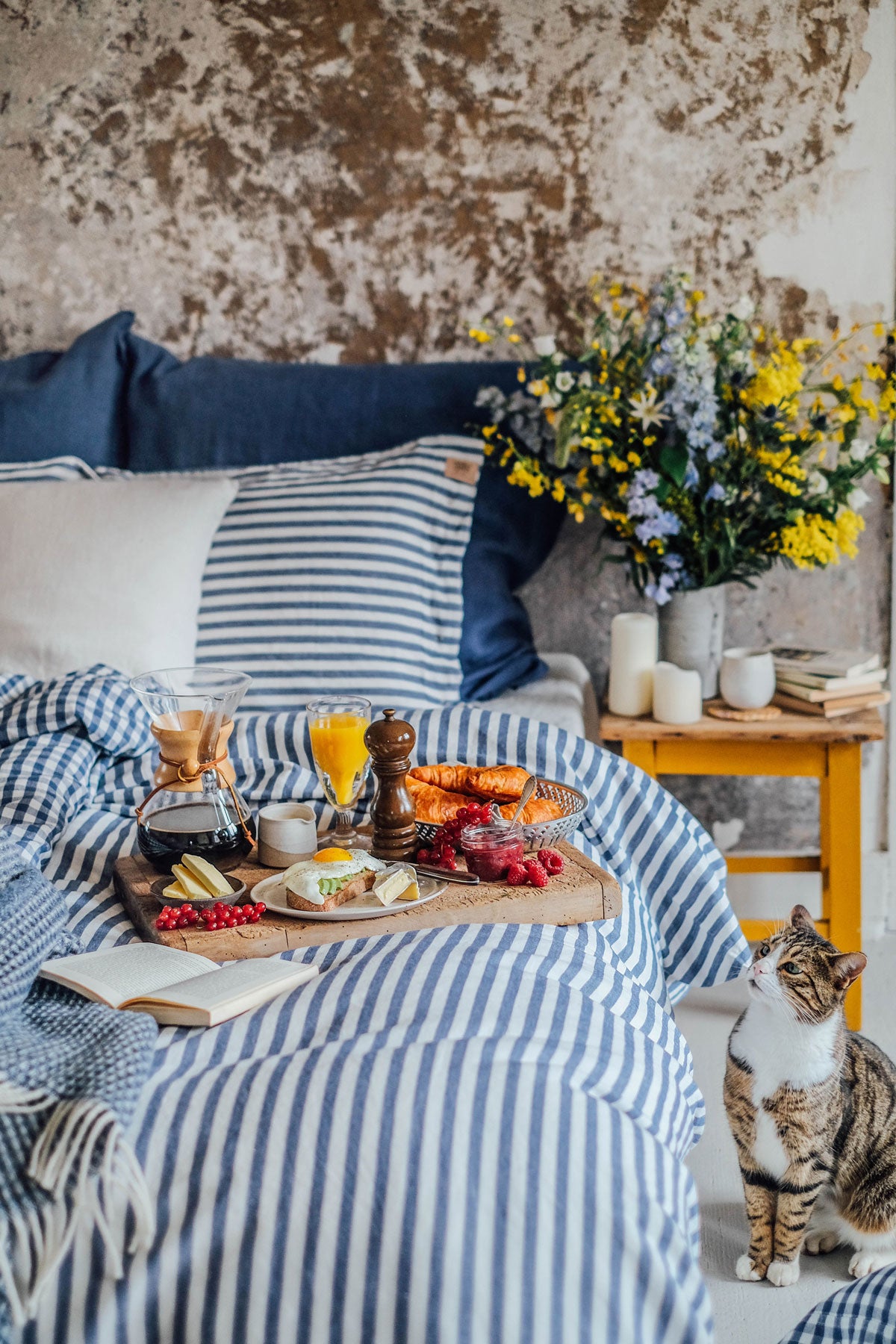 Misty Edge Påslakan 150x210 i färgen Denim Blue på enkelsäng med frukostbricka