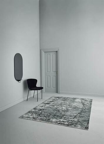 Aimi Matta Silver i tomt rum med stol och vägghängd spegel