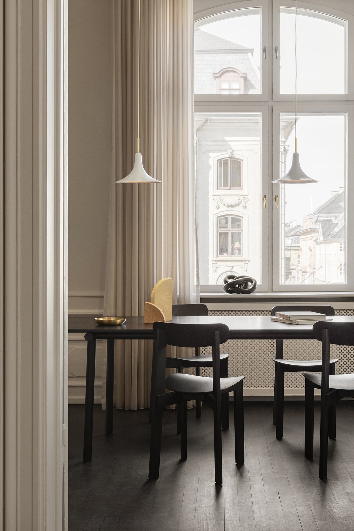 Nuura-Petalii-1-Small-Pendant-White-Polished-Brass-Lifestyle
