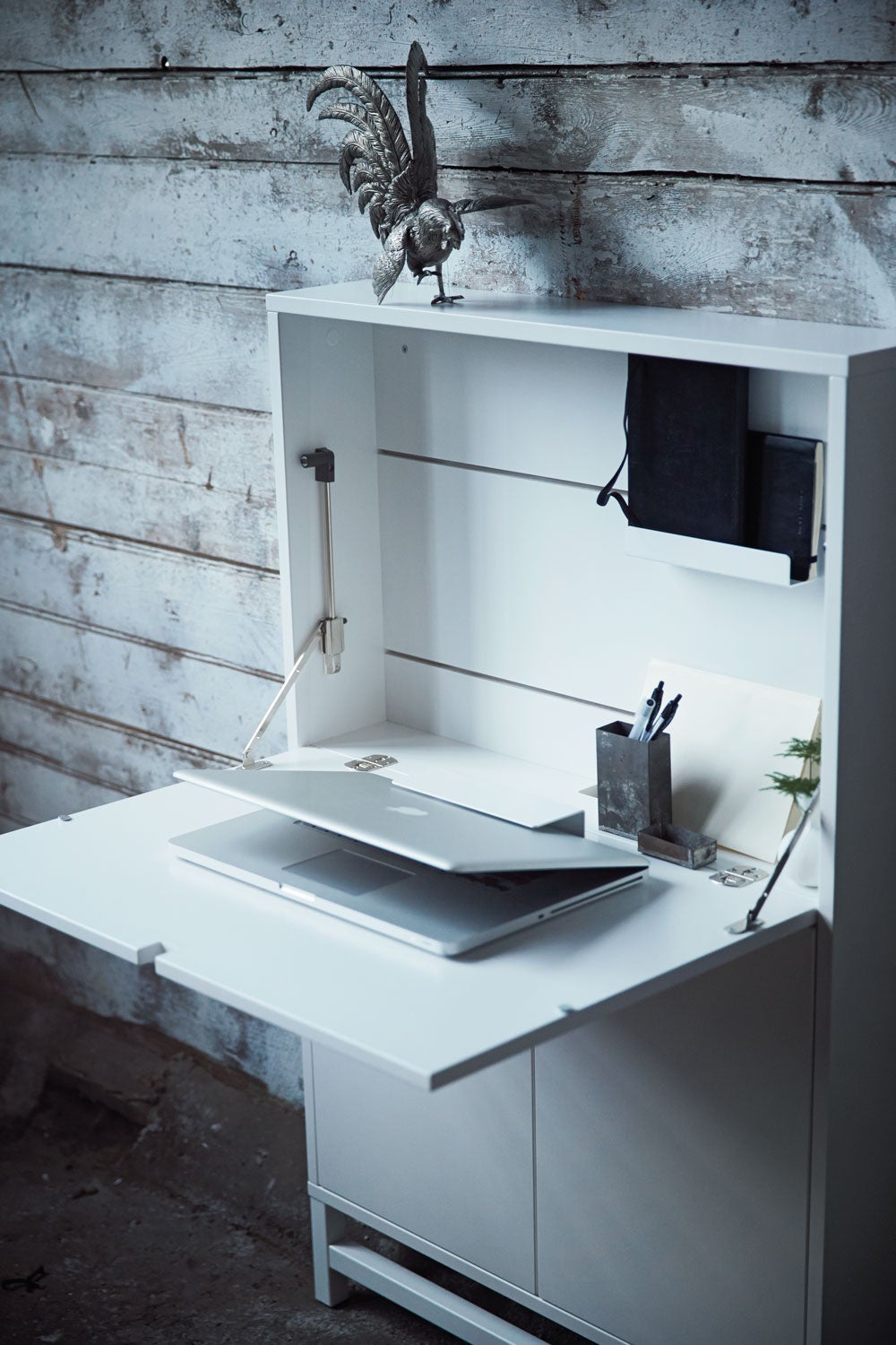 Falsterbo Skrivbord nedfällt med dator, pennor och anteckningsblock