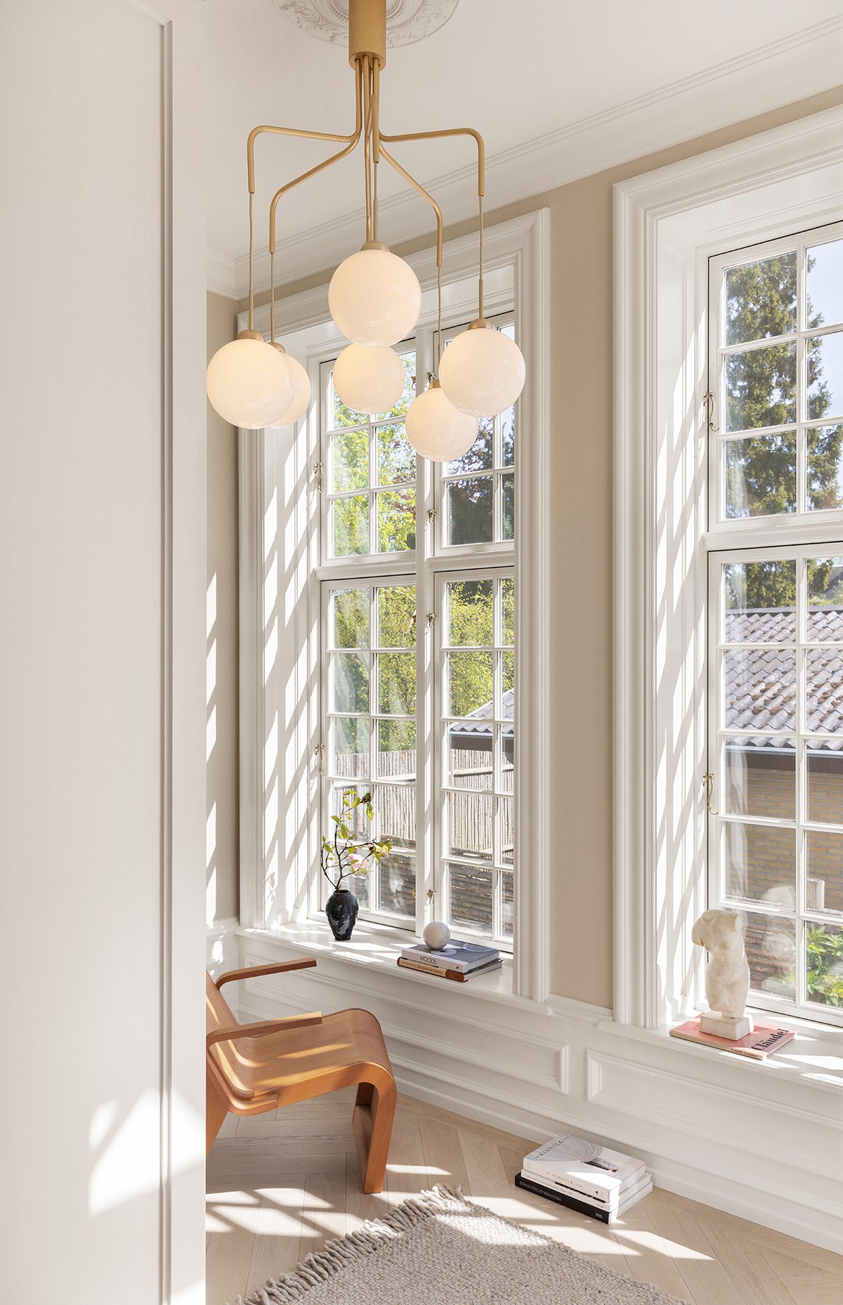 Nuura-Apiales-Cluster-Brushed-Brass-Opal-Lifestyle