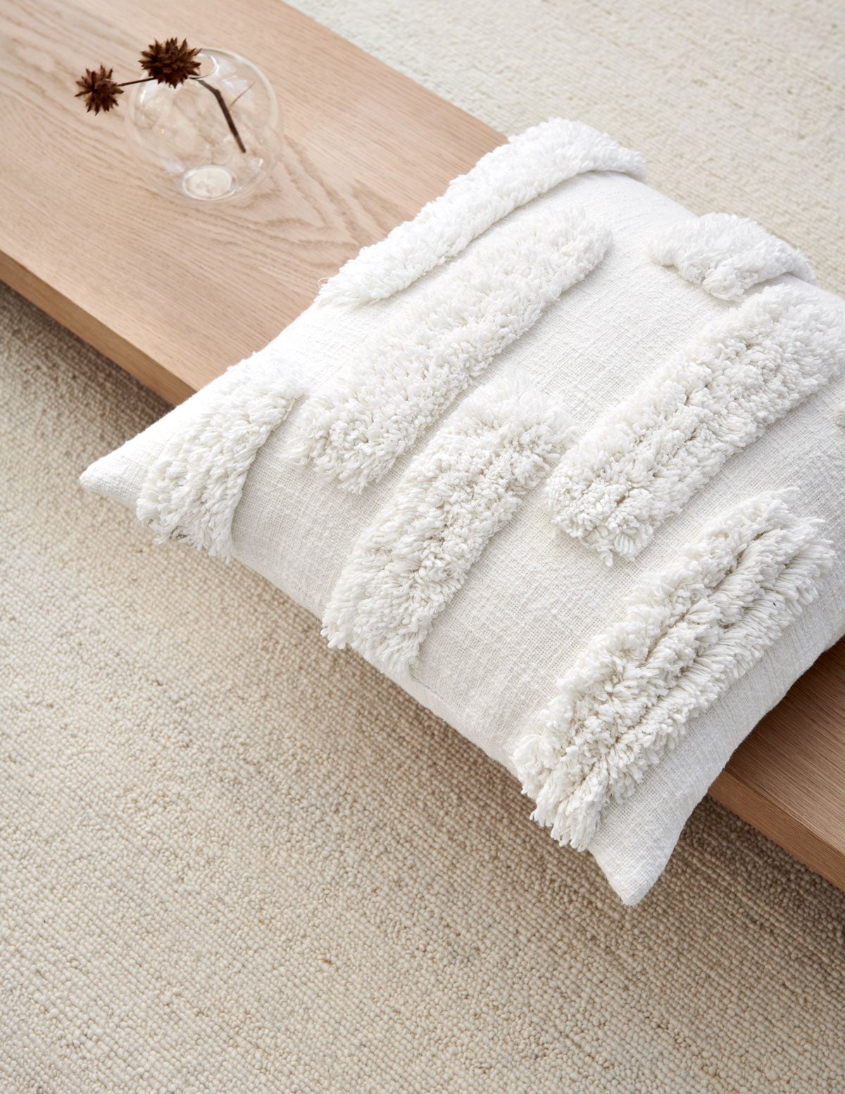 Bricks Kuddfodral 50x50 Vit bredvid en vas med en kvist