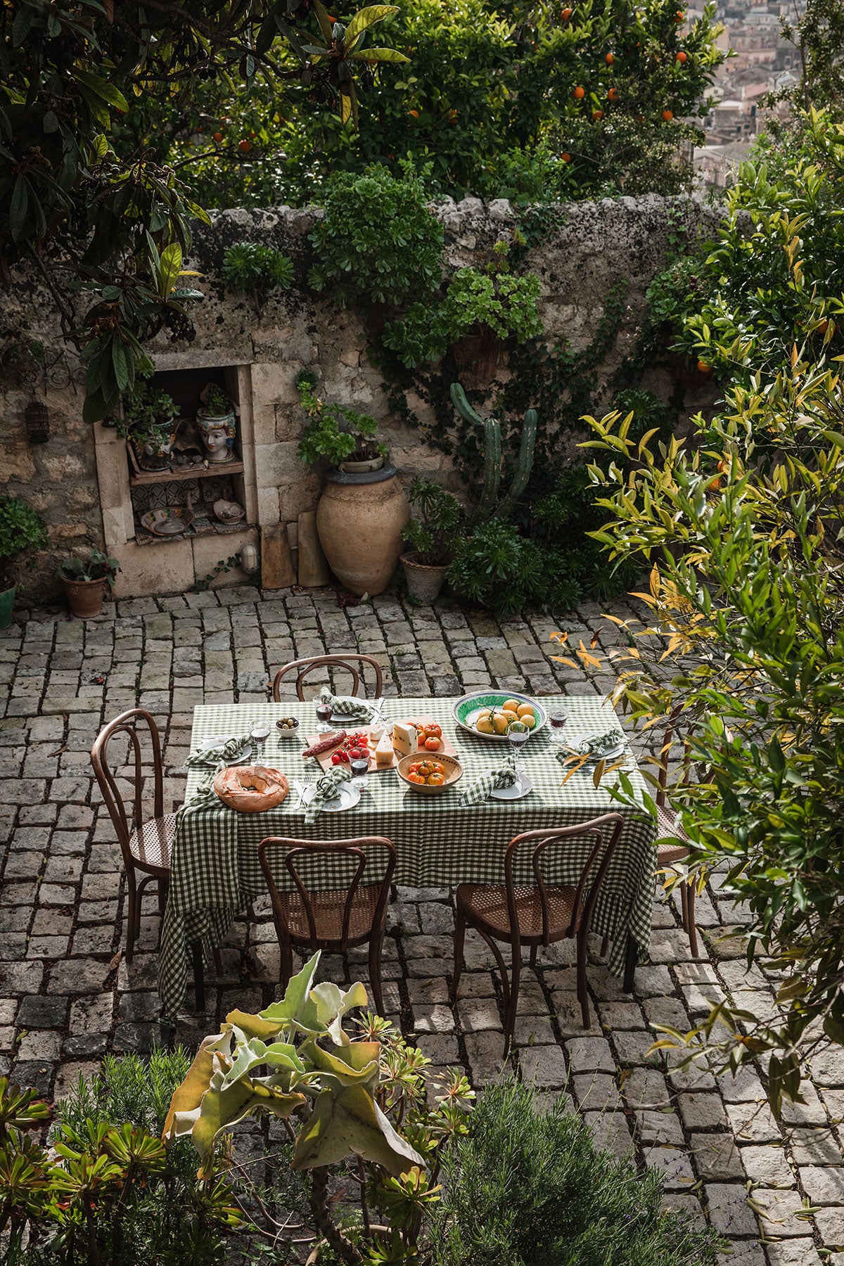 Misty Square Bordsduk i färgen Jeep Green på dukat matbord utomhus