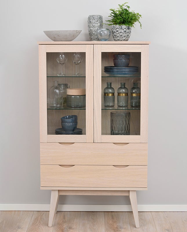 Filippa Vitrinskåp i vitpigmenterad ek, fyllt med porslin i blåa nyanser