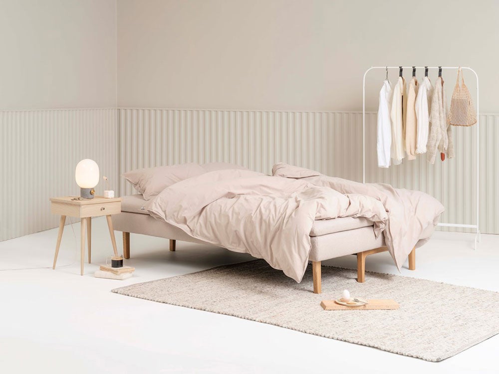 Daily Bäddsoffa med ljusa sängkläder i rosa toner