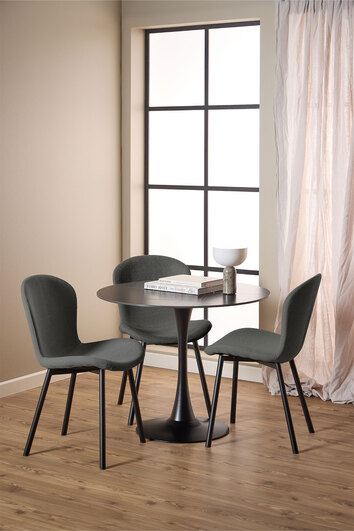 Malta Grantham matbord med tre stolar runt.