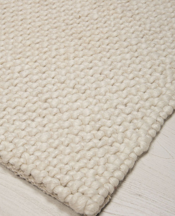 Granada handvävd matta i snow white. Handla mattor hos Tibergs Möbler.