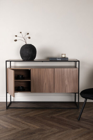 Kingsport Skåp i valnöt med en rund vas och dekorativ bok