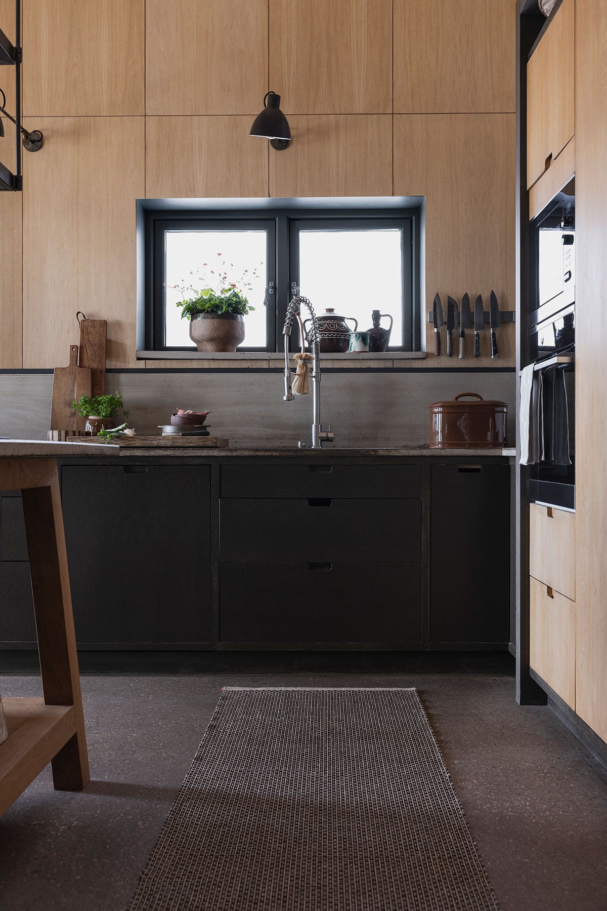 Pappelina-Nils-Runner-Dark-Brown-Lifestyle