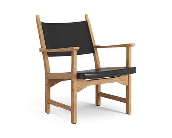 Fåtöljen Caryngo. Här visade i oljad ek, med sits i svart sadelläder.