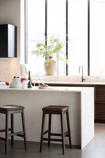 Livermore Barpall i brun ek vid köksö