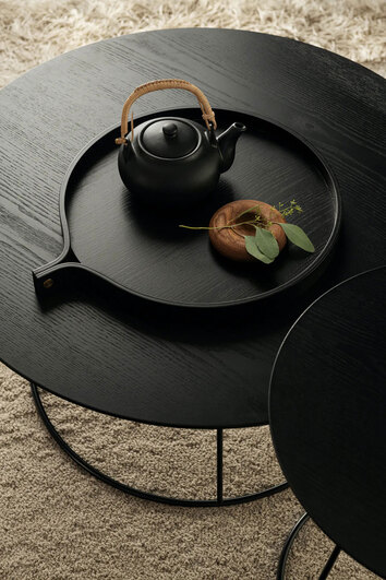 Comma Bricka i svartbetsad ask med tekanna och träskål